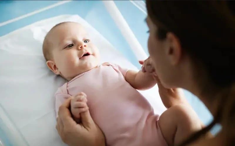 Kiedy do fizjoterapeuty z noworodkiem? Objawy, które musisz znać