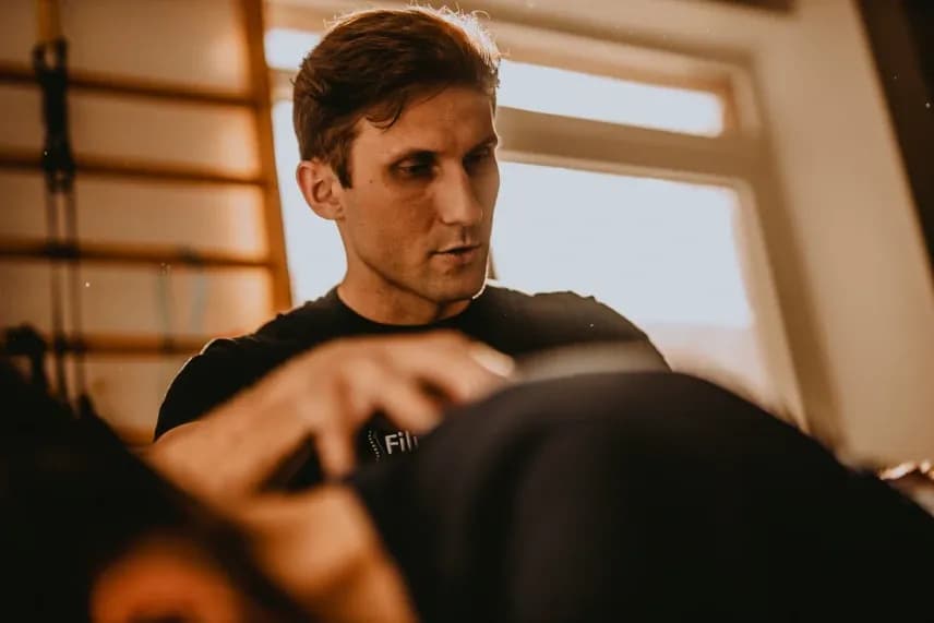 Ile kosztuje wizyta fizjoterapeuty w domu? Sprawdź ceny i porady